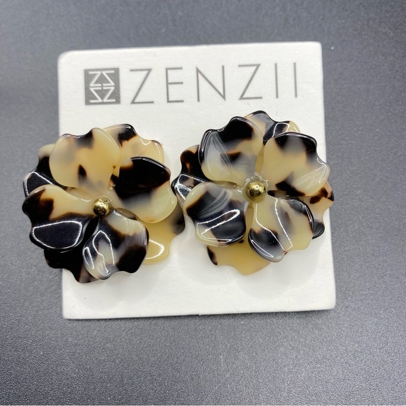 ZENZII Faux Tortoise Shell Post Style Acrylic Flower Earrings Anthropologie NEW - Picture 3 of 5